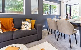 Modern Hideaway: 2-Bed Townhouse